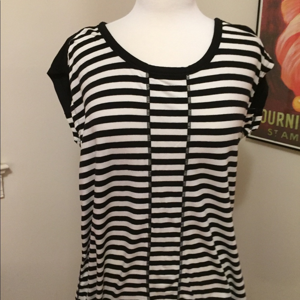 🎬 Black & White Striped Top